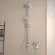 Duschsystem von Ideal Standard mit Kopf- und Handbrause, sowie flexibler Schlauchführung. Montiert an einer hellen Wand. Einfache Bedienung durch Steuerungseinheit.